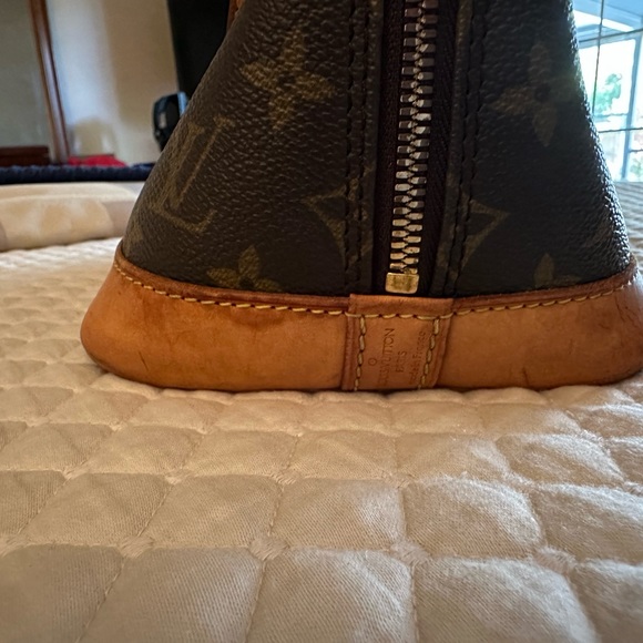 Louis Vuitton Authentic Alma Monogram Canvas w/ COA and twillys - Picture 7 of 16